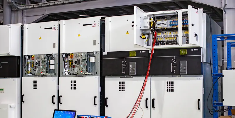 Essais des relais de protection sur tableaux MT 36 kV en atelier CIE