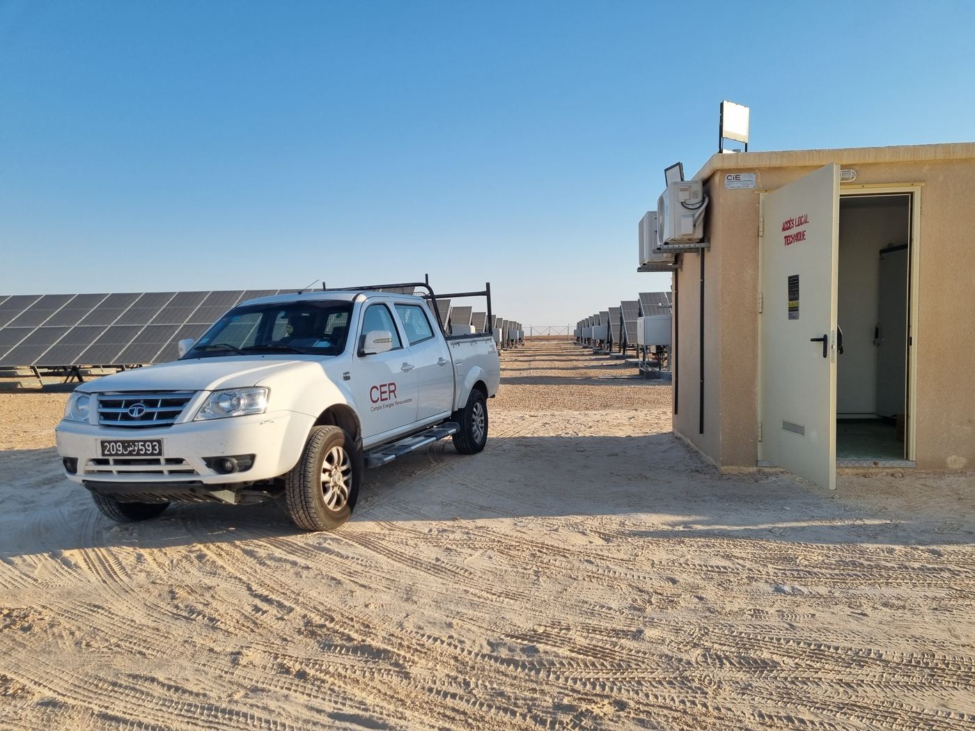 Véhicule d'intervention CER et local technique sur une centrale photovoltaïque au sol